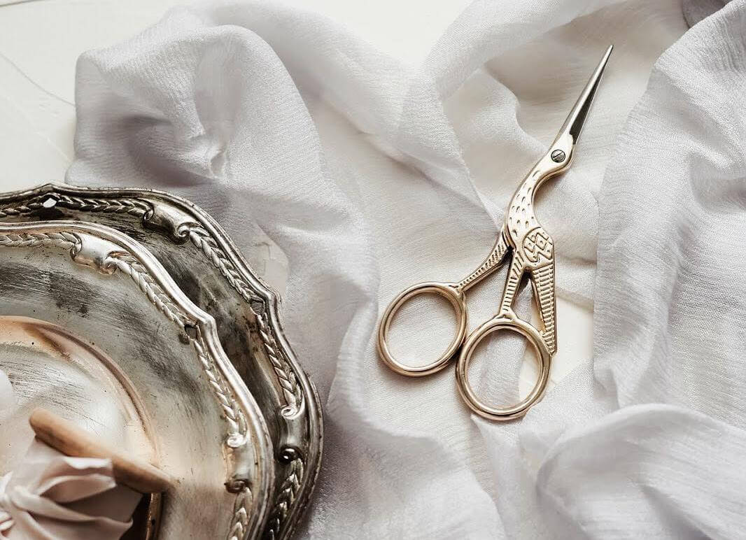 Produk Ivory and Pen berupa nampan dan gunting